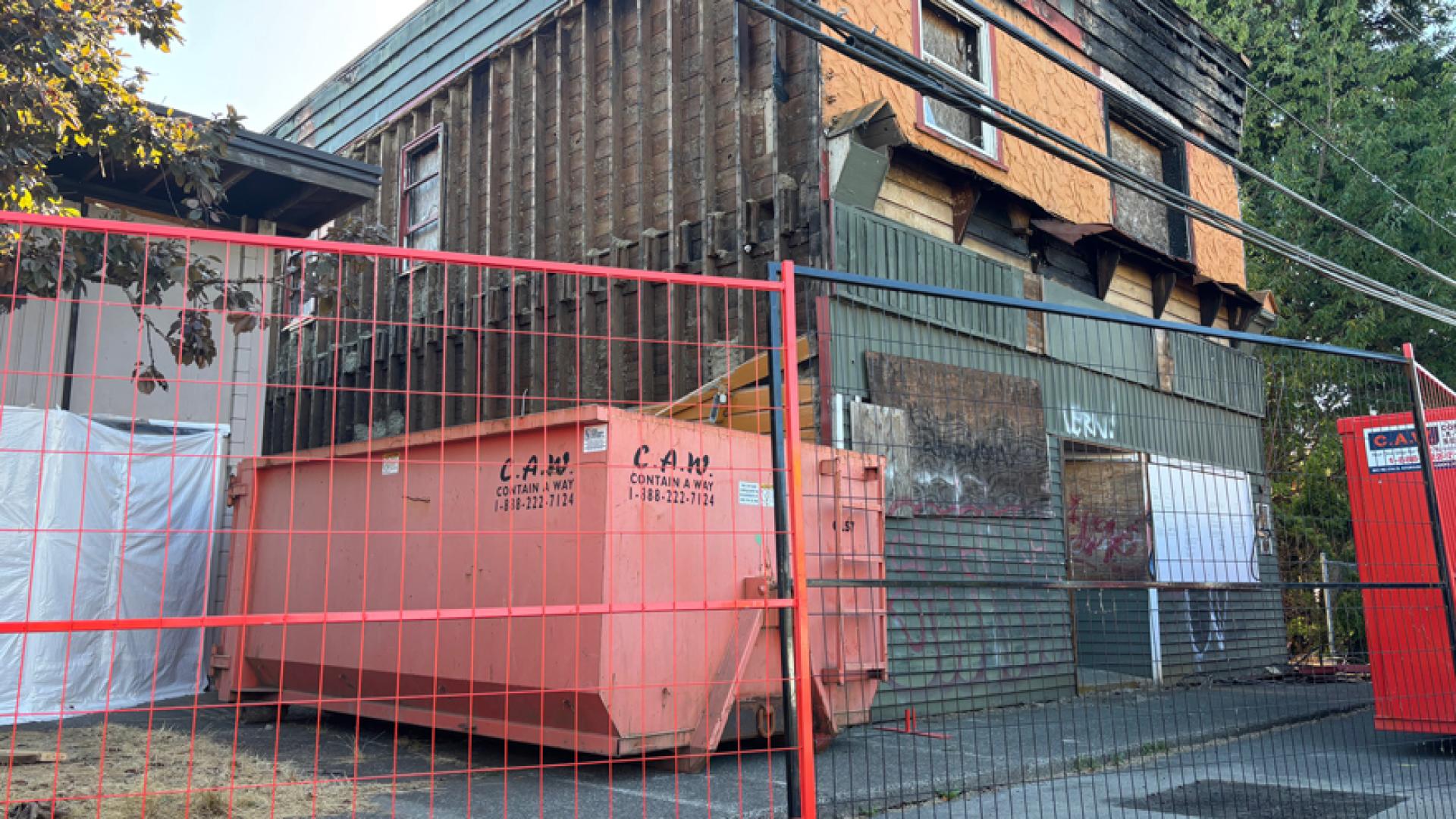 Anderton Arms and Cona Hostel before demolition